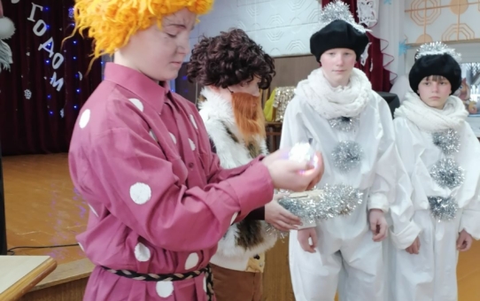 Новогодний праздник "Новогодние приключения домовенка Кузи"